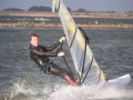 Martijn heeft het naar zijn zin, zonnetje, lekker windje en veel surfmaten op het water.